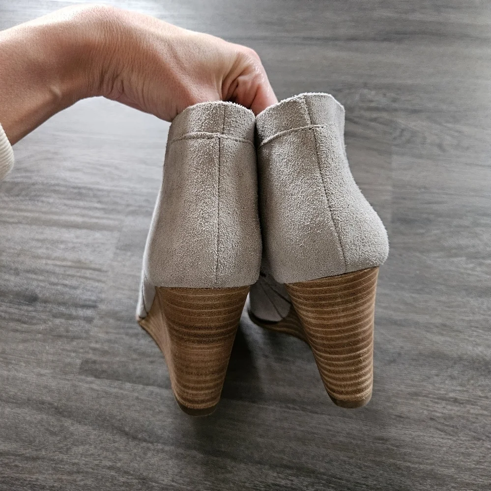 Lucky Brand Taupe Gray Suede Yabba Wedge NWOB Size 9